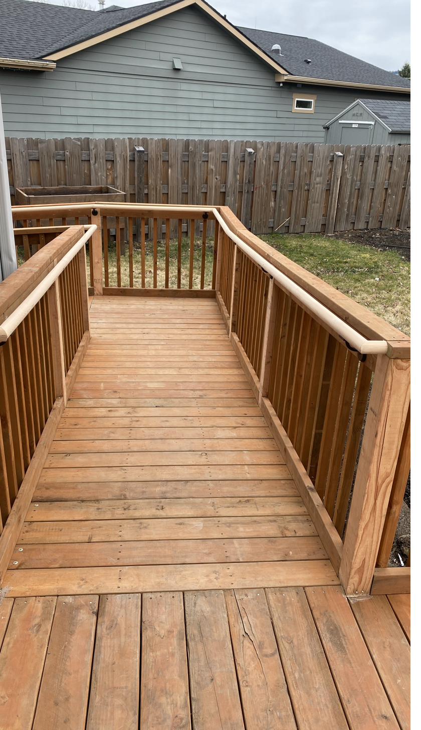 Shower with mosaic accent